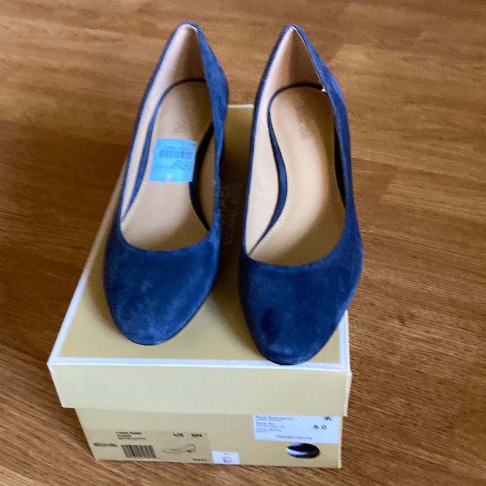 Brand New  Michael Kors Women’s navy Suede Pumps